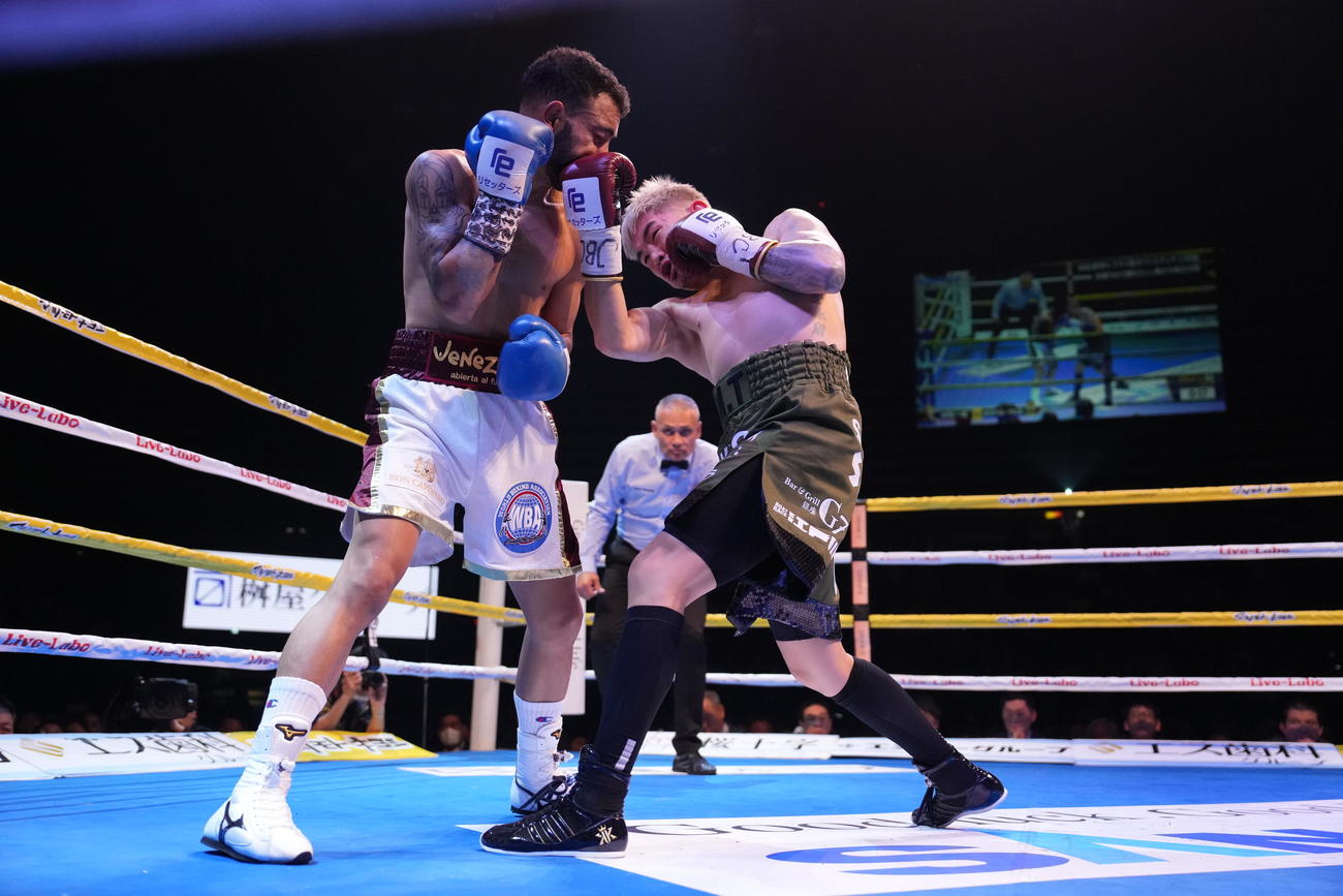 1回、ペレス（左）を攻める井岡（撮影・鈴木みどり）