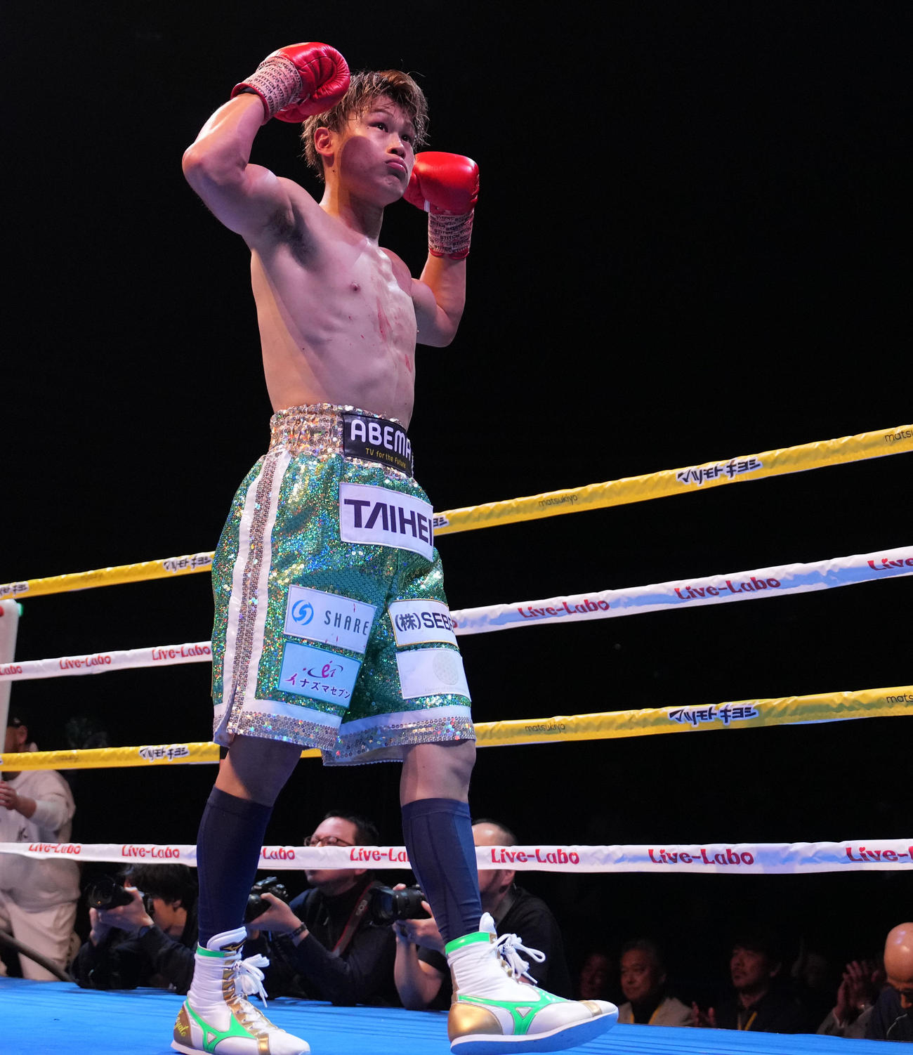 3回、ベンチャーラにKO勝ちし、ガッツポーズする堤（撮影・鈴木みどり）
