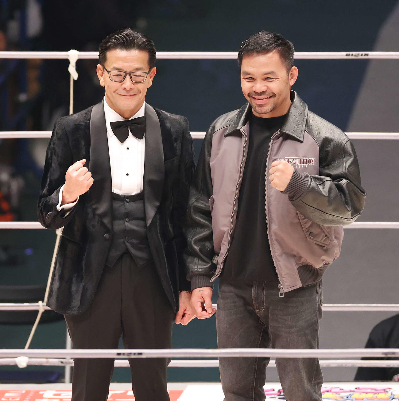 榊原信行CEO（左）と記念撮影するマニー・パッキャオ（撮影・宮地輝）