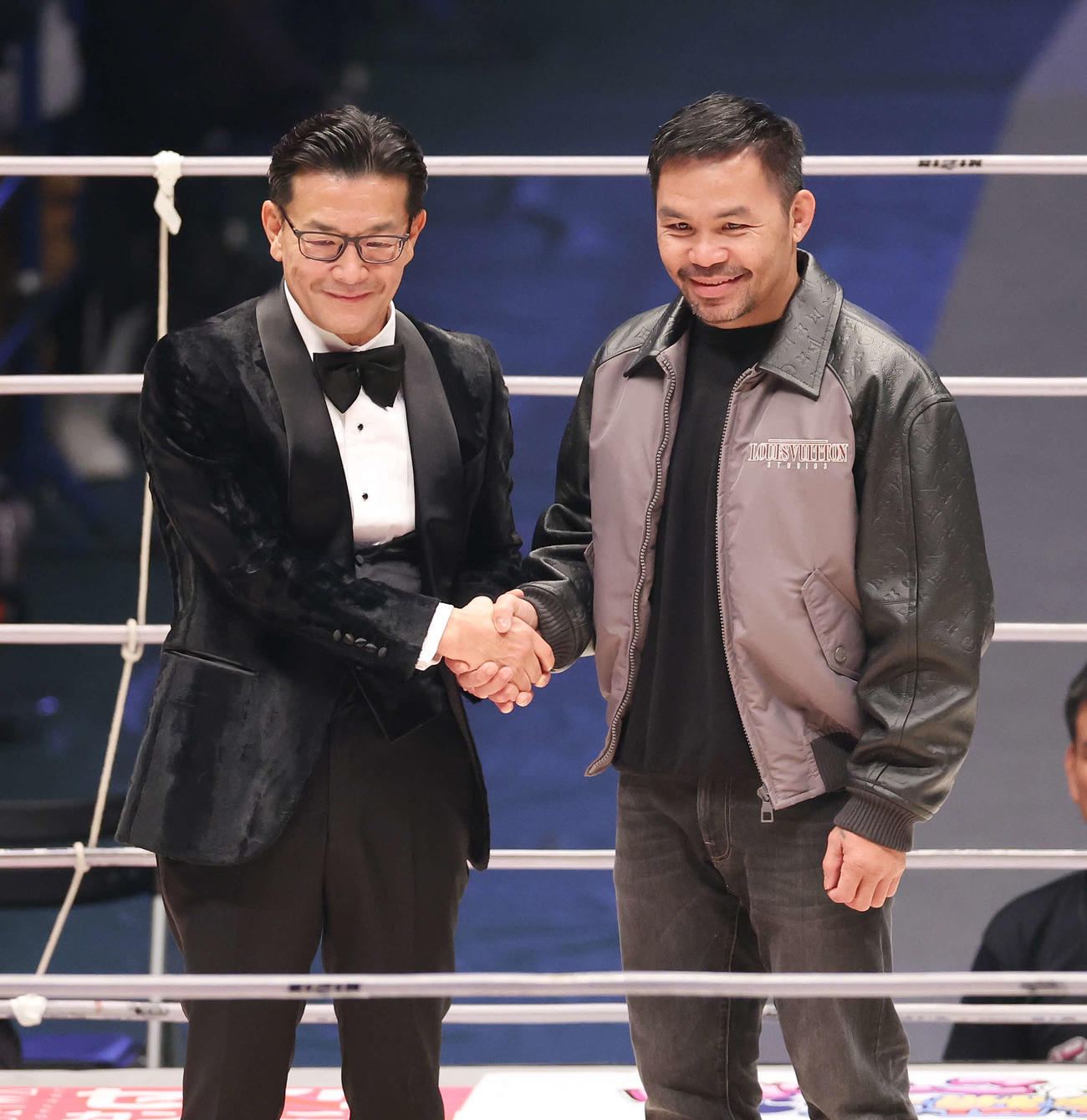 榊原信行CEO（左）と握手するマニー・パッキャオ（撮影・宮地輝）