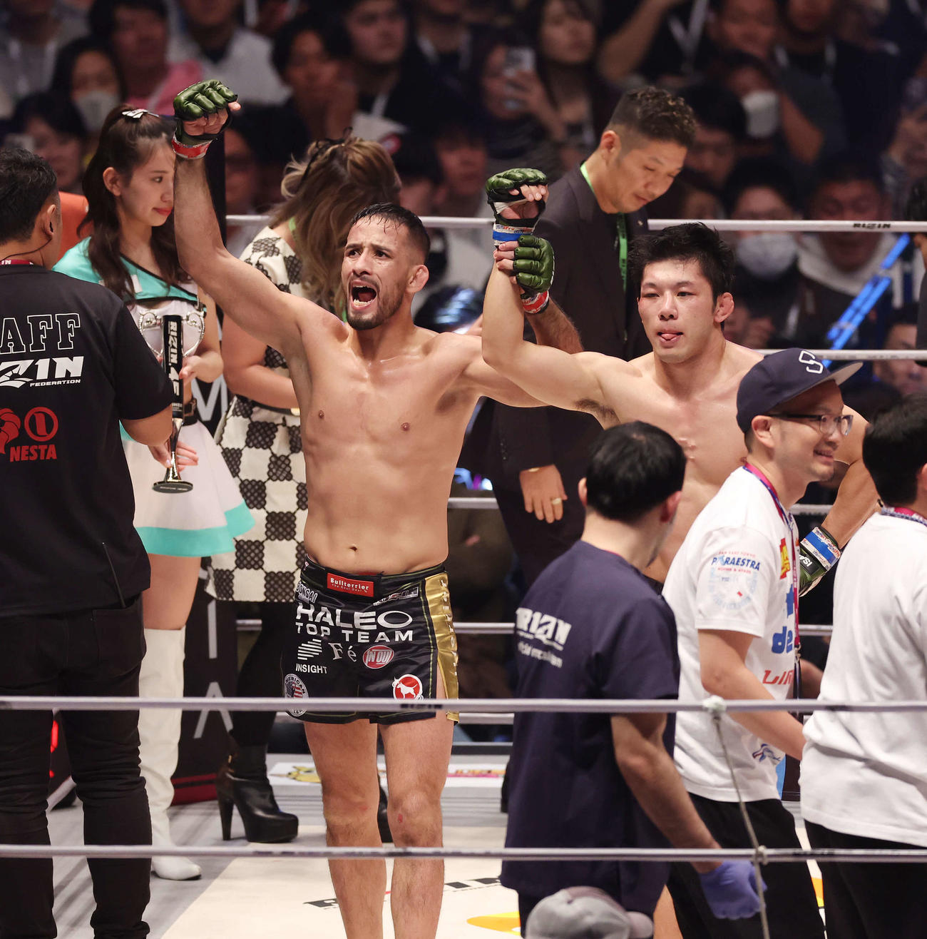 3回一本で破った斎藤裕（右）と健闘をたたえ合うクレベル・コイケ（撮影・宮地輝）