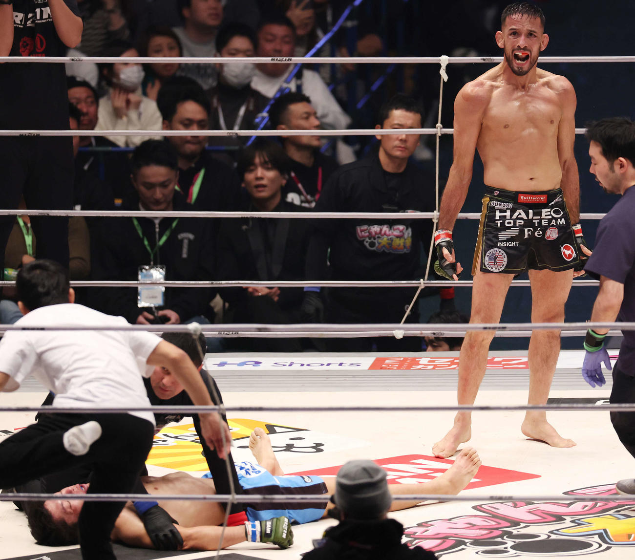 3回、斎藤裕（左）を一本で破るクレベル・コイケ（撮影・宮地輝）
