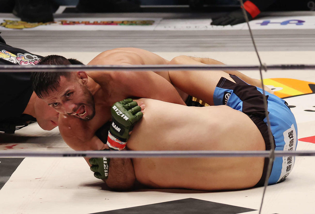 3回、斎藤裕（手前）を絞めるクレベル・コイケ（撮影・宮地輝）