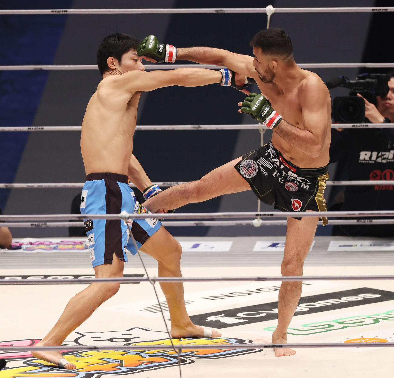 1回、やり合う斎藤裕（左）とクレベル・コイケ（撮影・宮地輝）