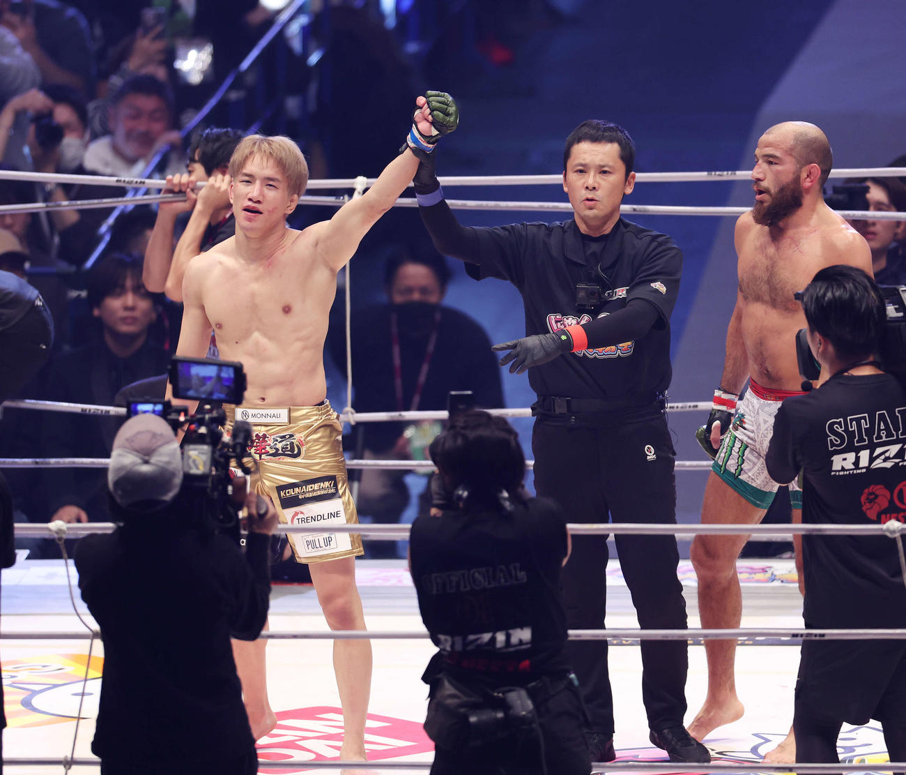 2回KOでフアン・アーチュレッタ（右）を破り、勝ち名乗りを受ける朝倉海（撮影・宮地輝）