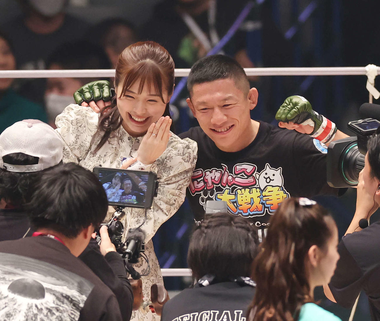 RIZINフライ級王者に輝き、川村那月（左）にプロポーズし、笑顔の堀口恭司（撮影・宮地輝）