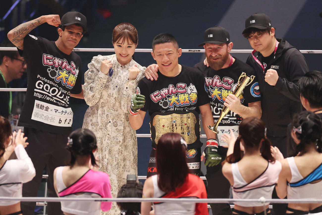 RIZINフライ級王者に輝き、セコンドと川村那月（左から2人目）と記念撮影する堀口恭司（中央）（撮影・宮地輝）