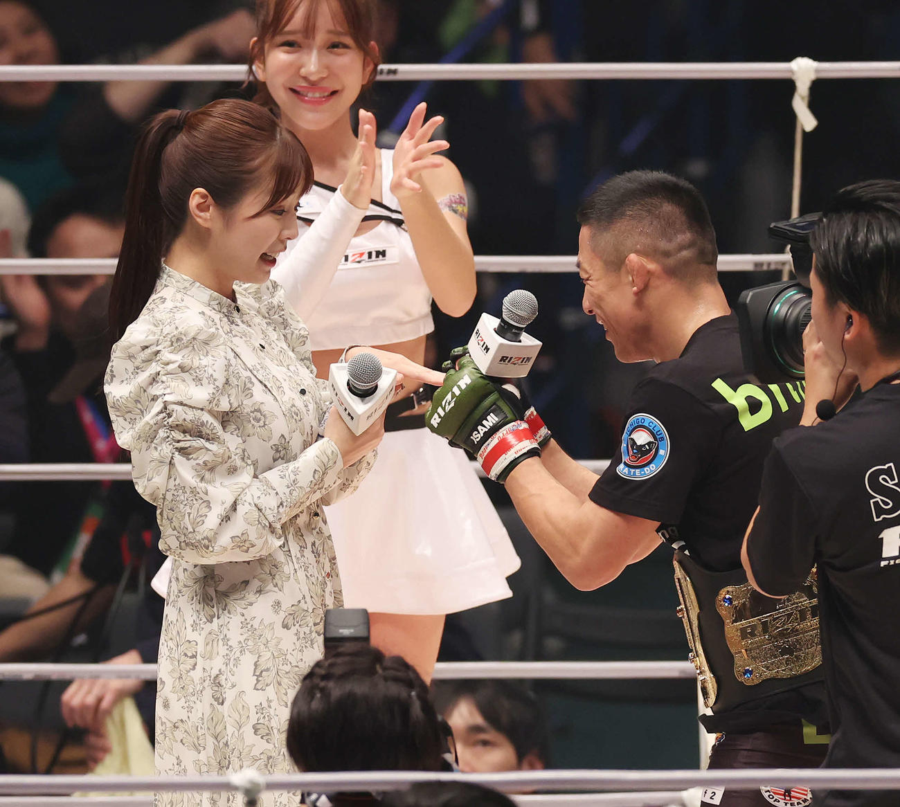 RIZINフライ級王者に輝き、川村那月（左）にプロポーズし、指輪をはめる堀口恭司（撮影・宮地輝）