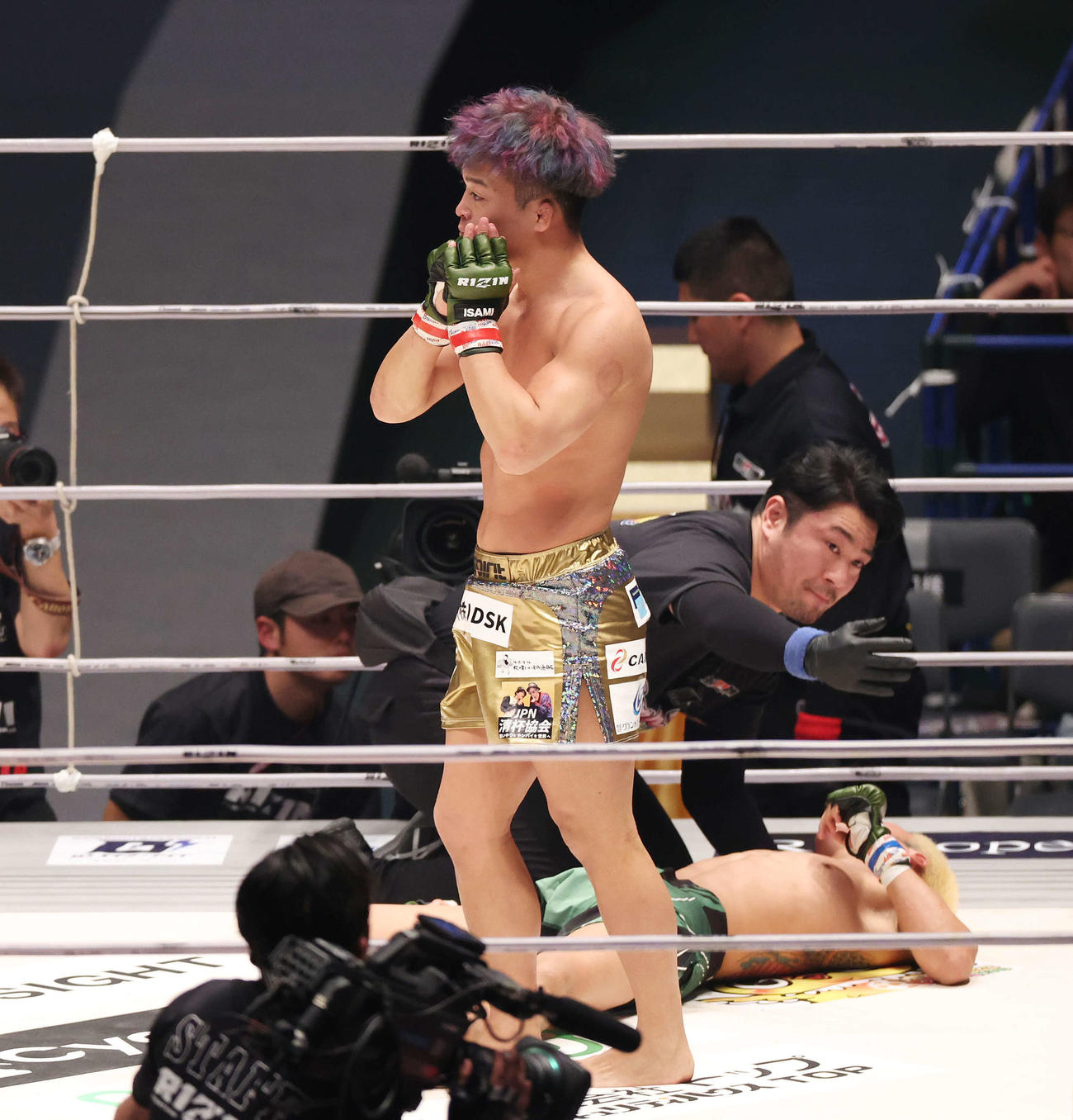 1回一本で芦沢竜誠（右）を破りポーズを取る太田忍（撮影・宮地輝）