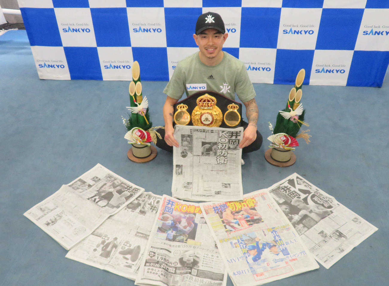 3年ぶりのKO防衛を伝える日刊スポーツを手にするWBA世界スーパーフライ級王者井岡一翔