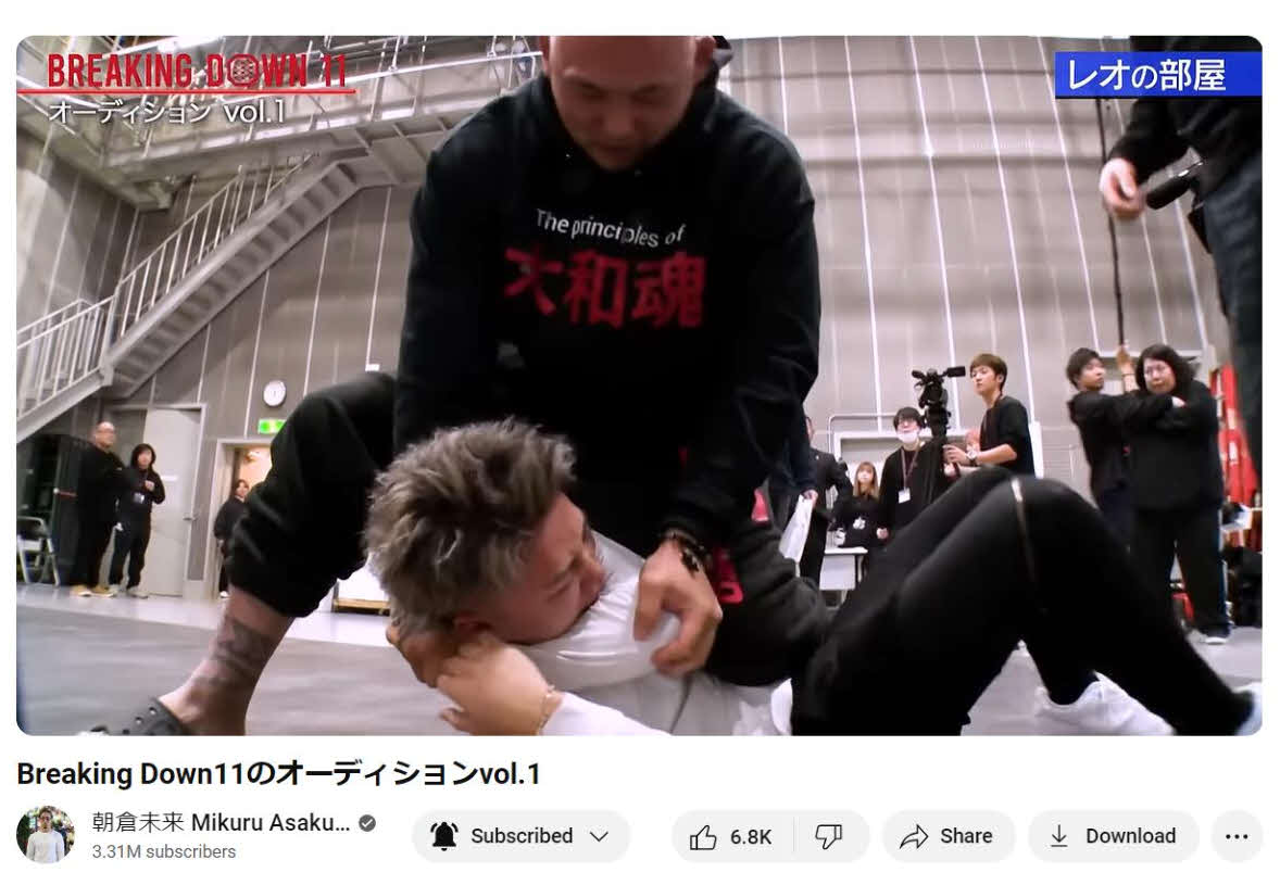 レオはエンセン井上に腕を固められ、身動きできなくなった（朝倉未来公式YouTubeから）