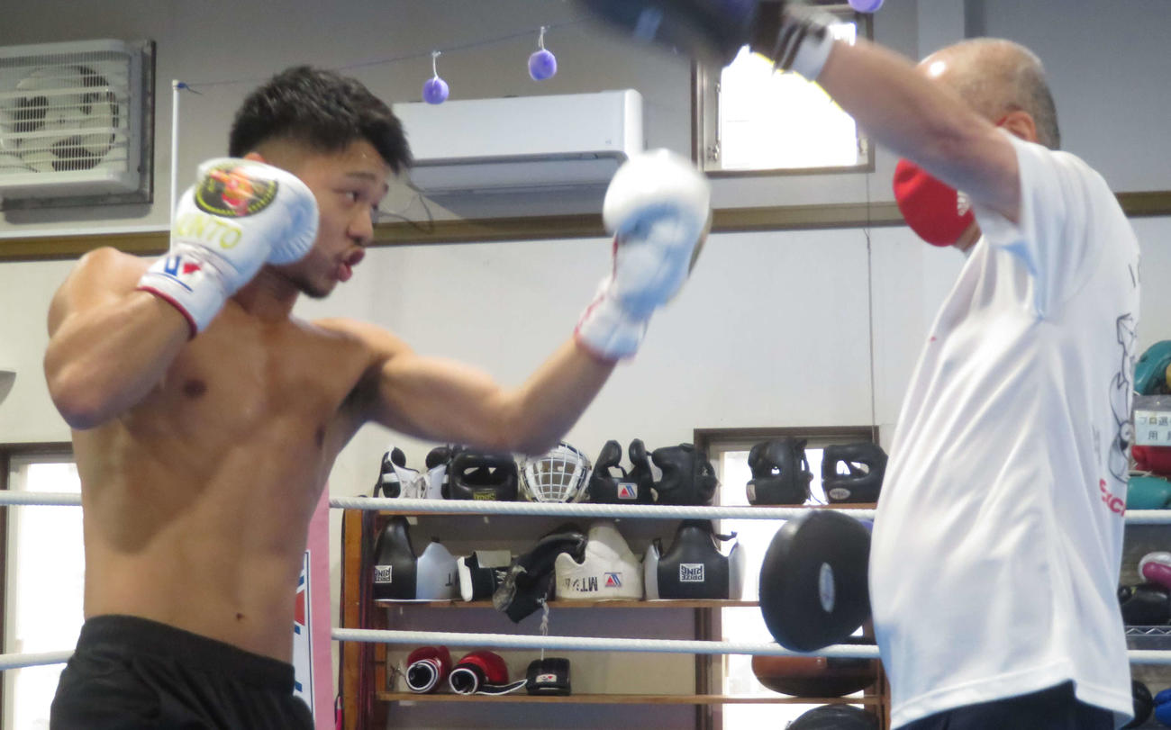 バースデー始動した前WBO世界スーパーフライ級王者中谷潤人（左）はミット打ちで汗を流す
