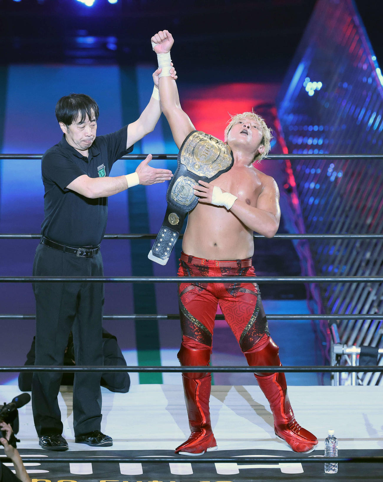 征矢学に勝利した拳王（撮影・鈴木正人）
