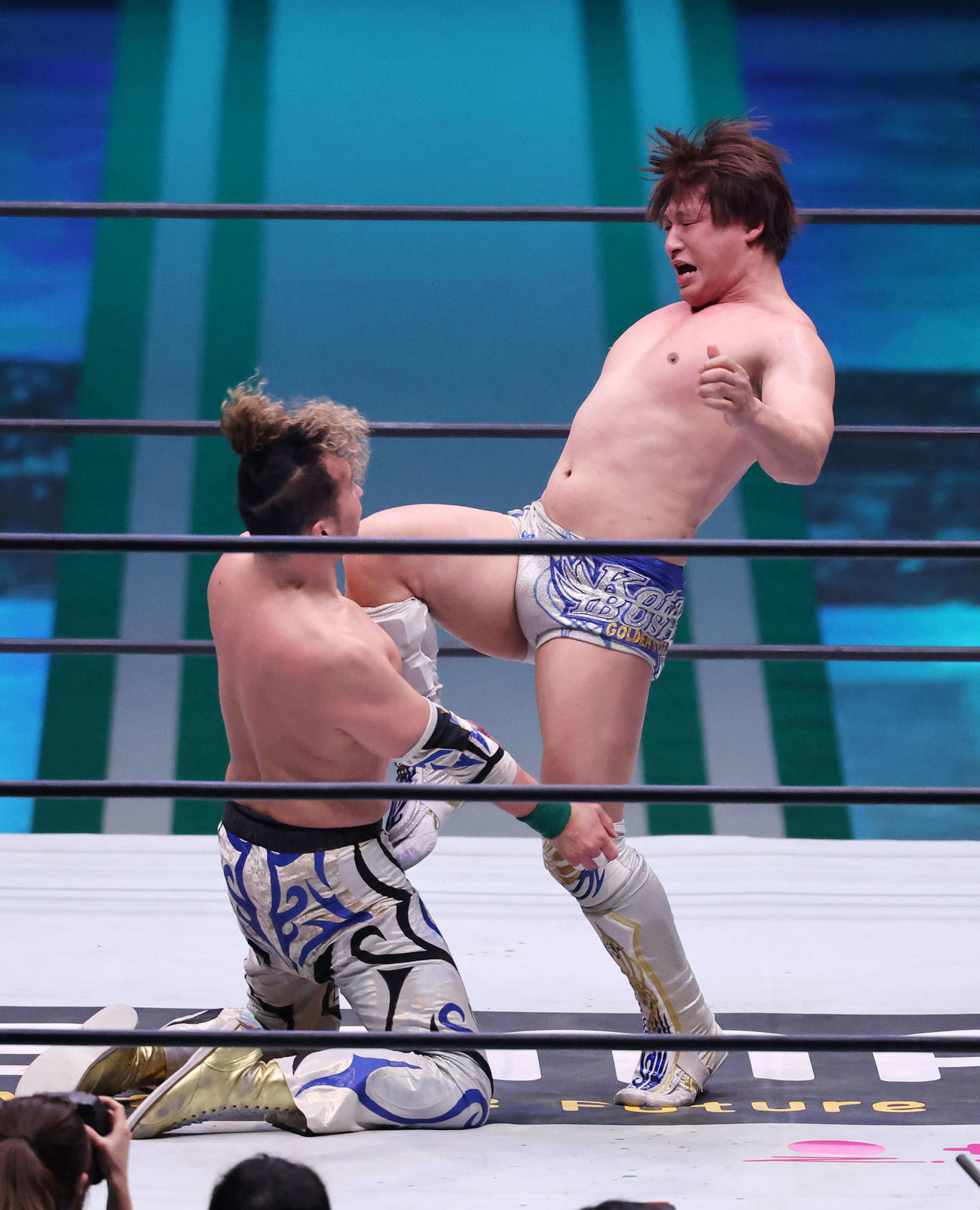丸藤正道（左）にカミゴェを決める飯伏幸太（撮影・鈴木正人）
