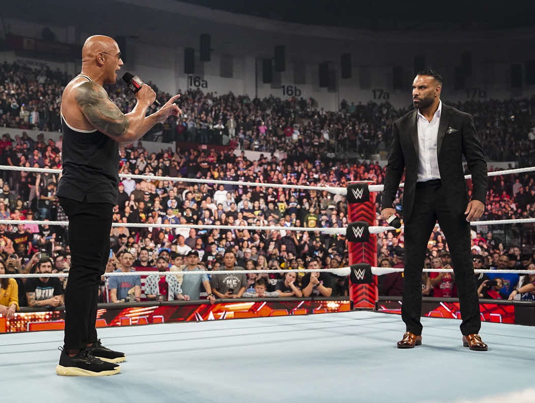 元WWEヘビー級王者ジンダー・マハル（右）の前に姿をみせたザ・ロック（C）2023 WWE, Inc. All Rights Reserved.
