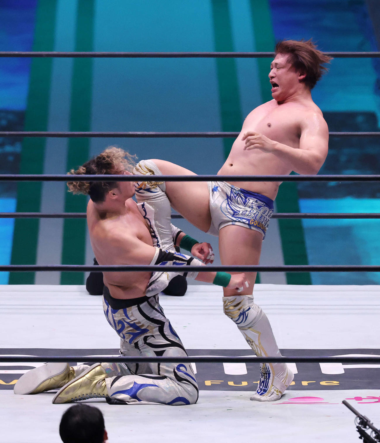 丸藤正道（左）にカミゴェを決める飯伏幸太（撮影・鈴木正人）