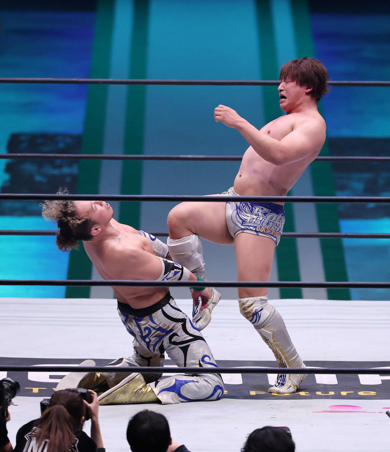丸藤正道（左）にカミゴェを決める飯伏幸太（撮影・鈴木正人）