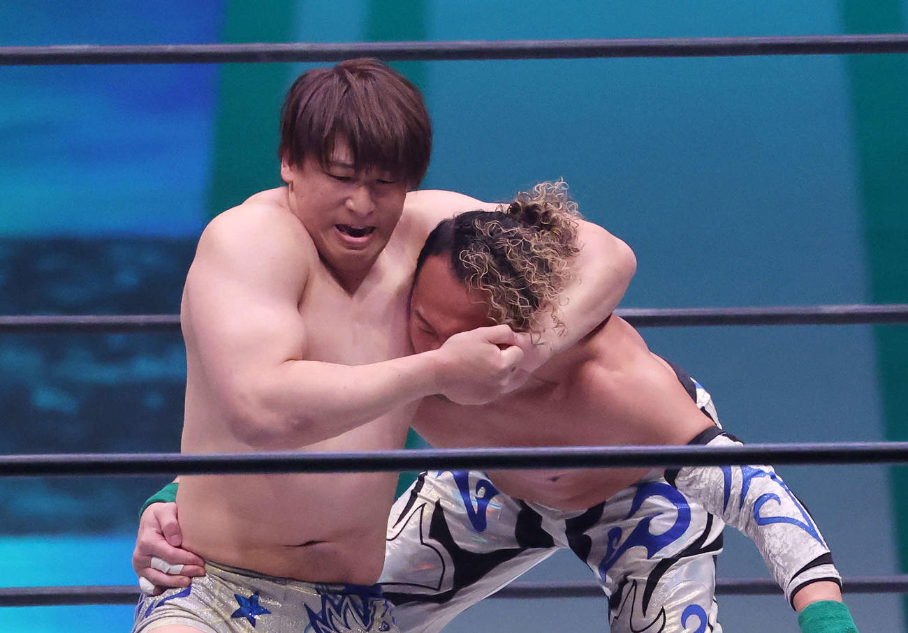 丸藤正道（右）を攻める飯伏幸太（撮影・鈴木正人）