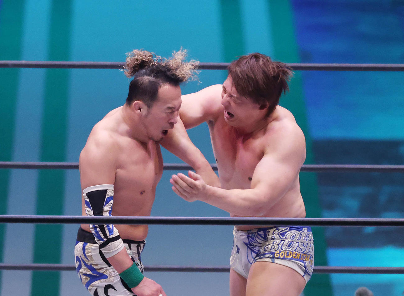 丸藤正道（左）を攻める飯伏幸太（撮影・鈴木正人）