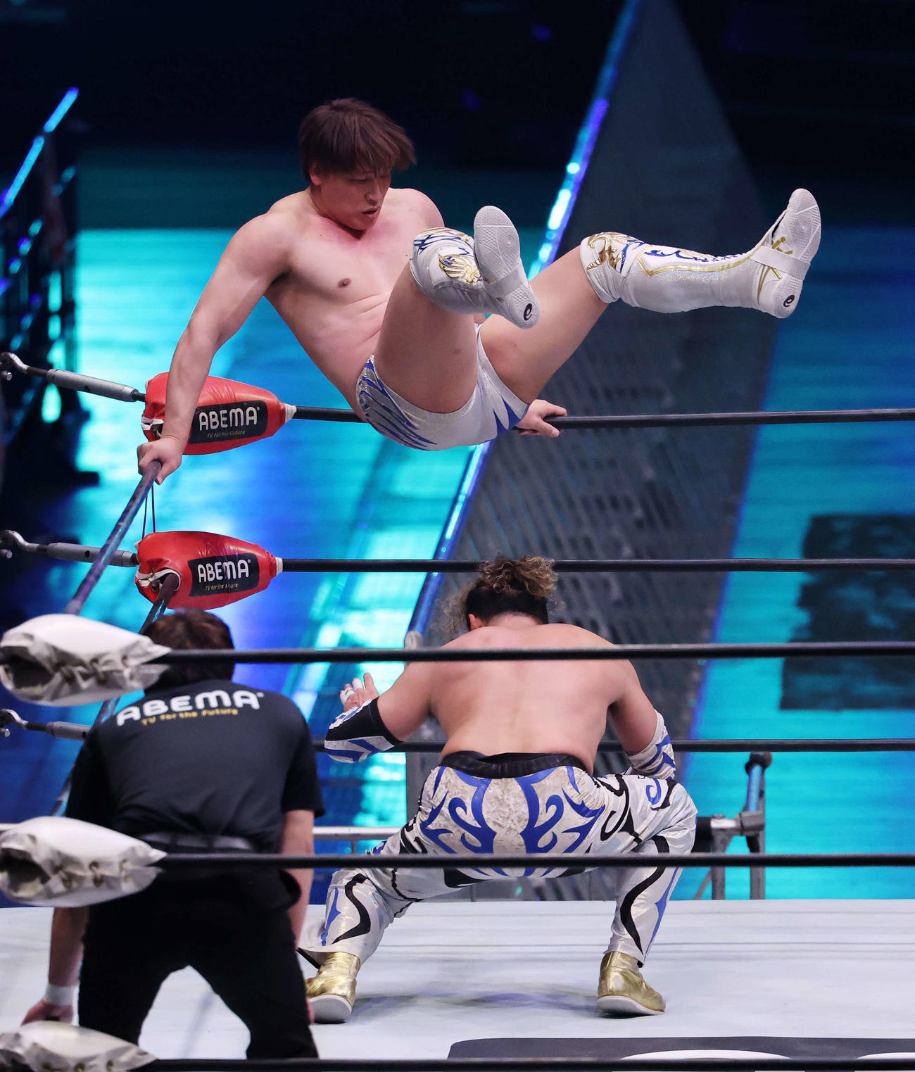 丸藤正道（下）の攻撃を避ける飯伏幸太（撮影・鈴木正人）