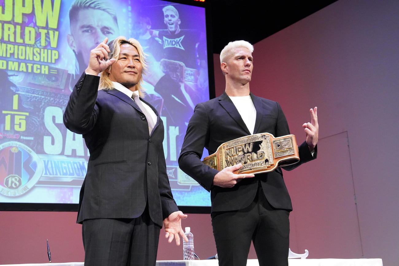 「ベルク　presents  WRESTLE KINGDOM 18 in東京ドーム」前日記者会見でフェイスオフする棚橋（左）とザック・セイバー・Jr.＝2024年1月3日