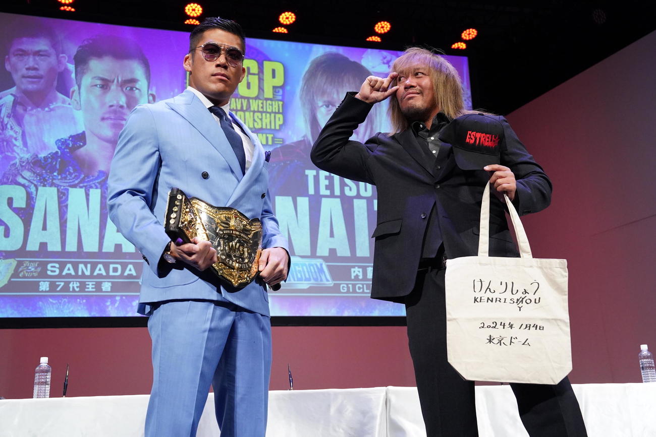 「ベルク　presents  WRESTLE KINGDOM 18 in東京ドーム」前日記者会見でフェイスオフするSANADA（左）と内藤（撮影・小沢裕）