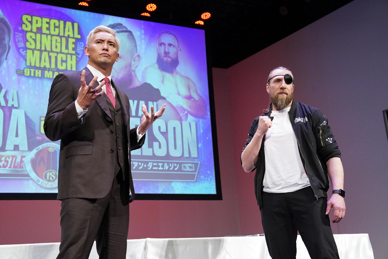 「ベルク　presents  WRESTLE KINGDOM 18 in東京ドーム」前日記者会見でフェイスオフするオカダ・カズチカ（左）とブライアン・ダニエルソン（撮影・小沢裕）