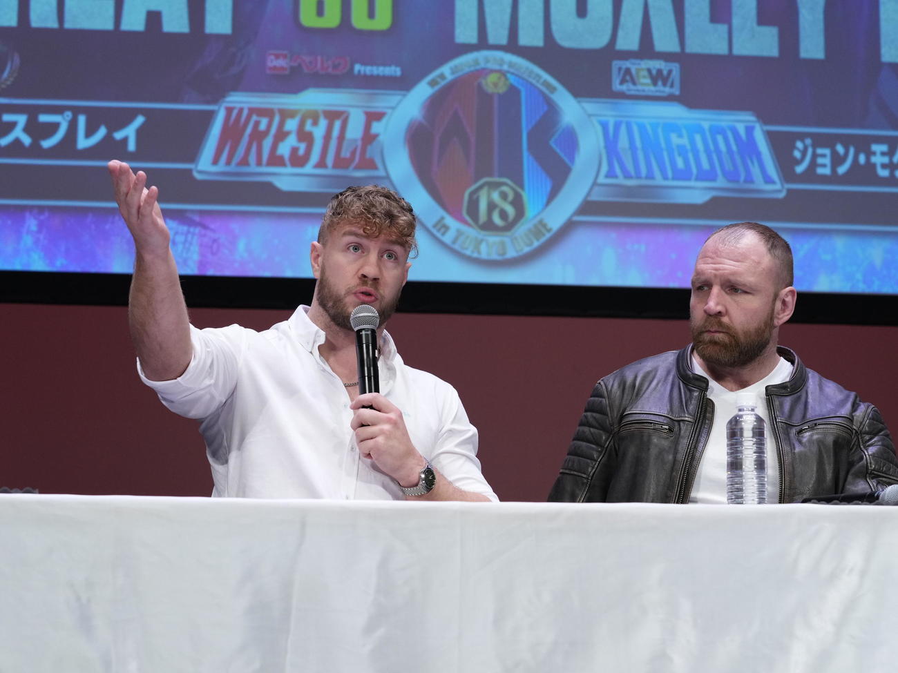 「ベルク　presents  WRESTLE KINGDOM 18 in東京ドーム」前日記者会見に臨むオスプレイ。右はモクスリー（撮影・小沢裕）