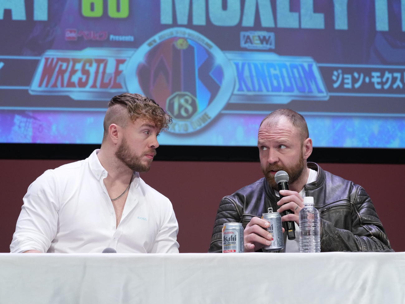 「ベルク　presents  WRESTLE KINGDOM 18 in東京ドーム」前日記者会見に臨むオスプレイ（左）はノンアルコールビールでモクスリーを取り込む＝2023年1月3日