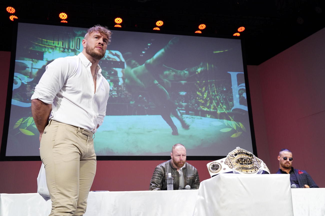 「ベルク　presents  WRESTLE KINGDOM 18 in東京ドーム」前日記者会見に臨むウィル・オスプレイ（左）（撮影・小沢裕）