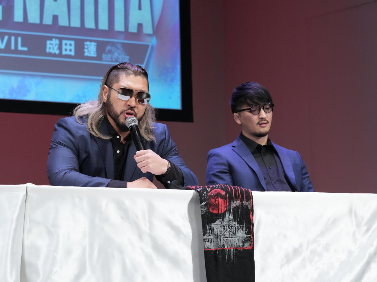「ベルク　presents  WRESTLE KINGDOM 18 in東京ドーム」前日記者会見に臨むEVIL（左）と成田組（撮影・小沢裕）