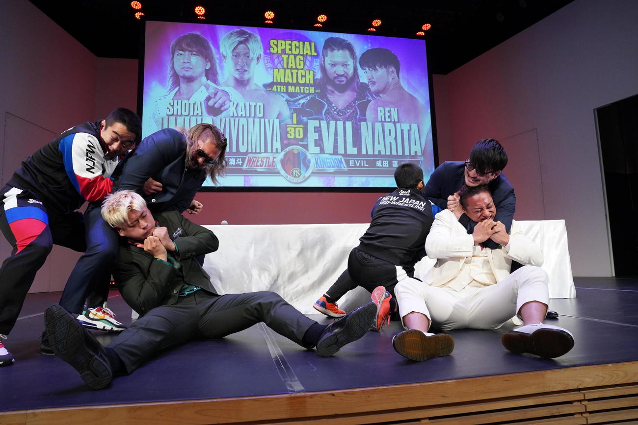 「ベルク　presents  WRESTLE KINGDOM 18 in東京ドーム」前日記者会見のフェイスオフで清宮（左下）、海野（右下）組に襲い掛かるEVIL（左上）、成田（右上）組（撮影・小沢裕）