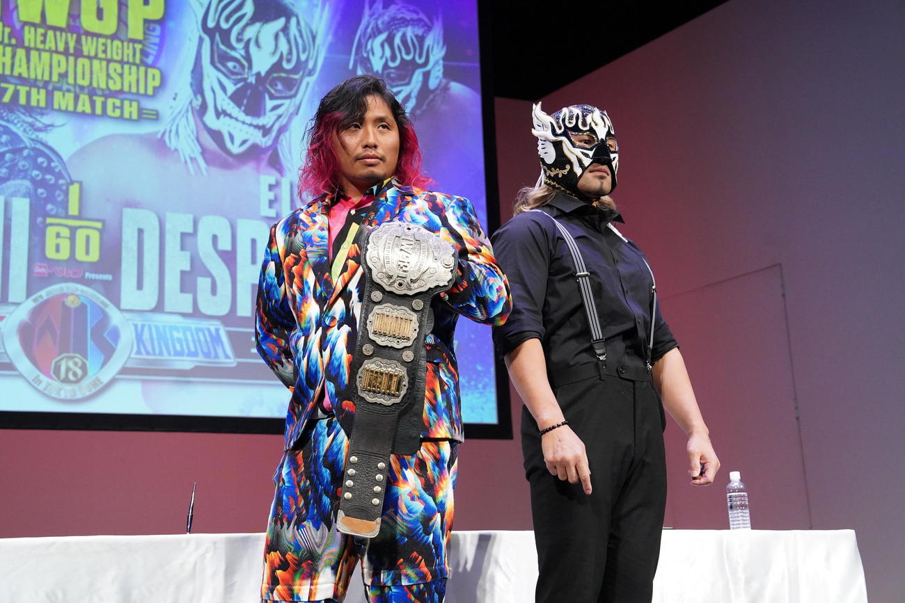 「ベルク　presents  WRESTLE KINGDOM 18 in東京ドーム」前日記者会見でフェイスオフする高橋ヒロム（左）とエル・デスペラード（撮影・小沢裕）
