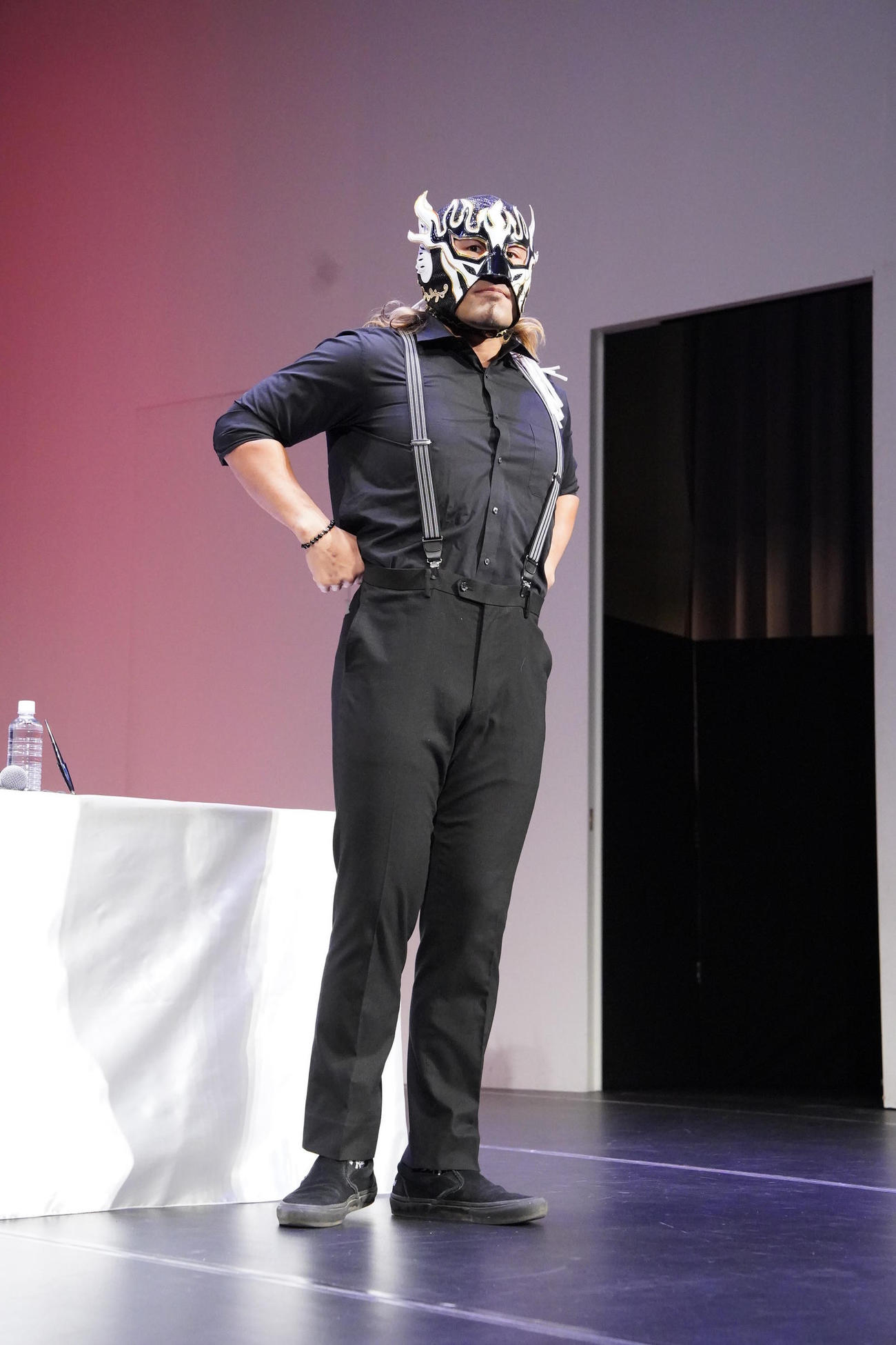 「ベルク　presents  WRESTLE KINGDOM 18 in東京ドーム」前日記者会見に臨むデスペラード（撮影・小沢裕）