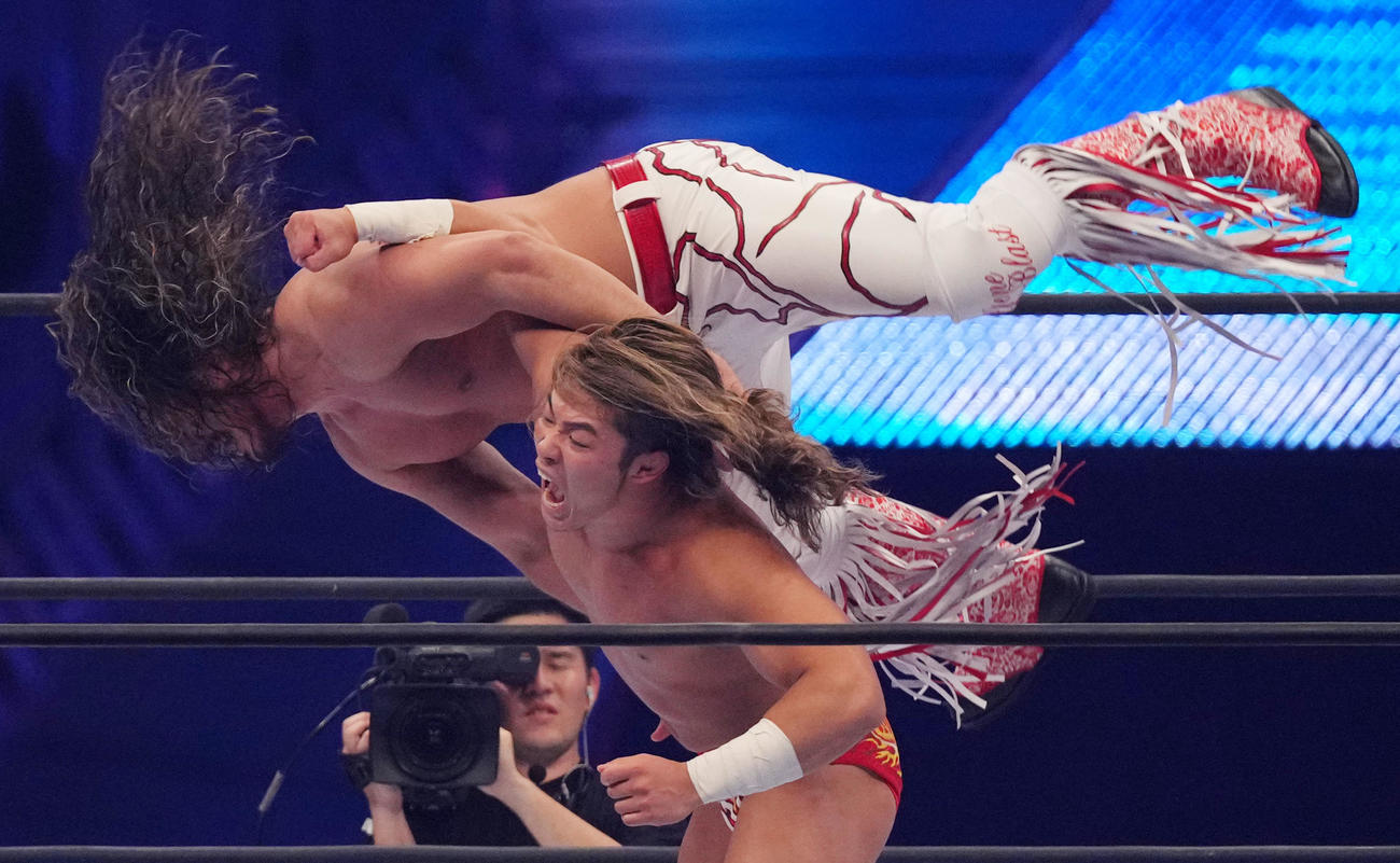 辻（左）を攻める上村（撮影・横山健太）