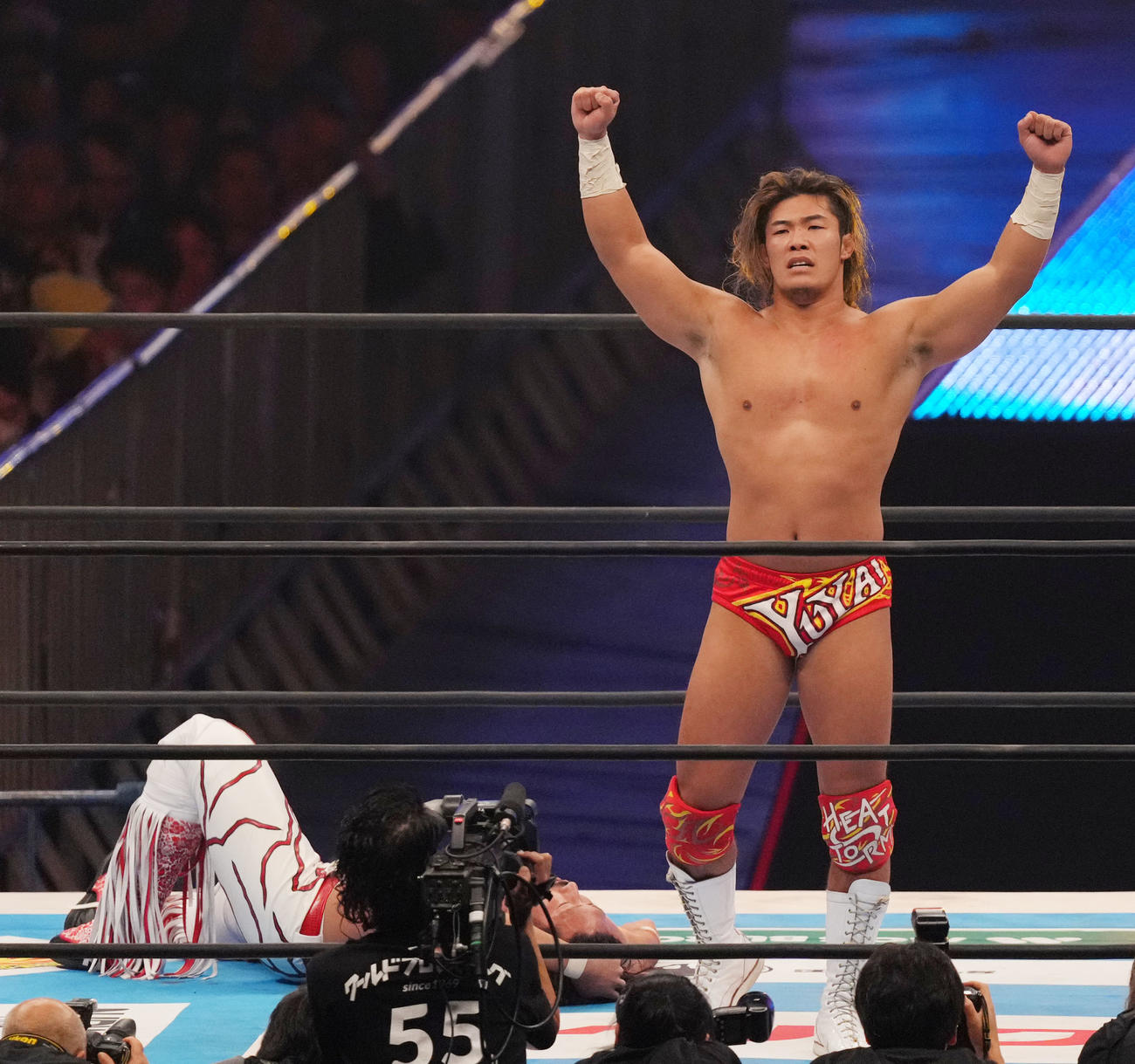 辻（左）に勝利する上村（撮影・横山健太）