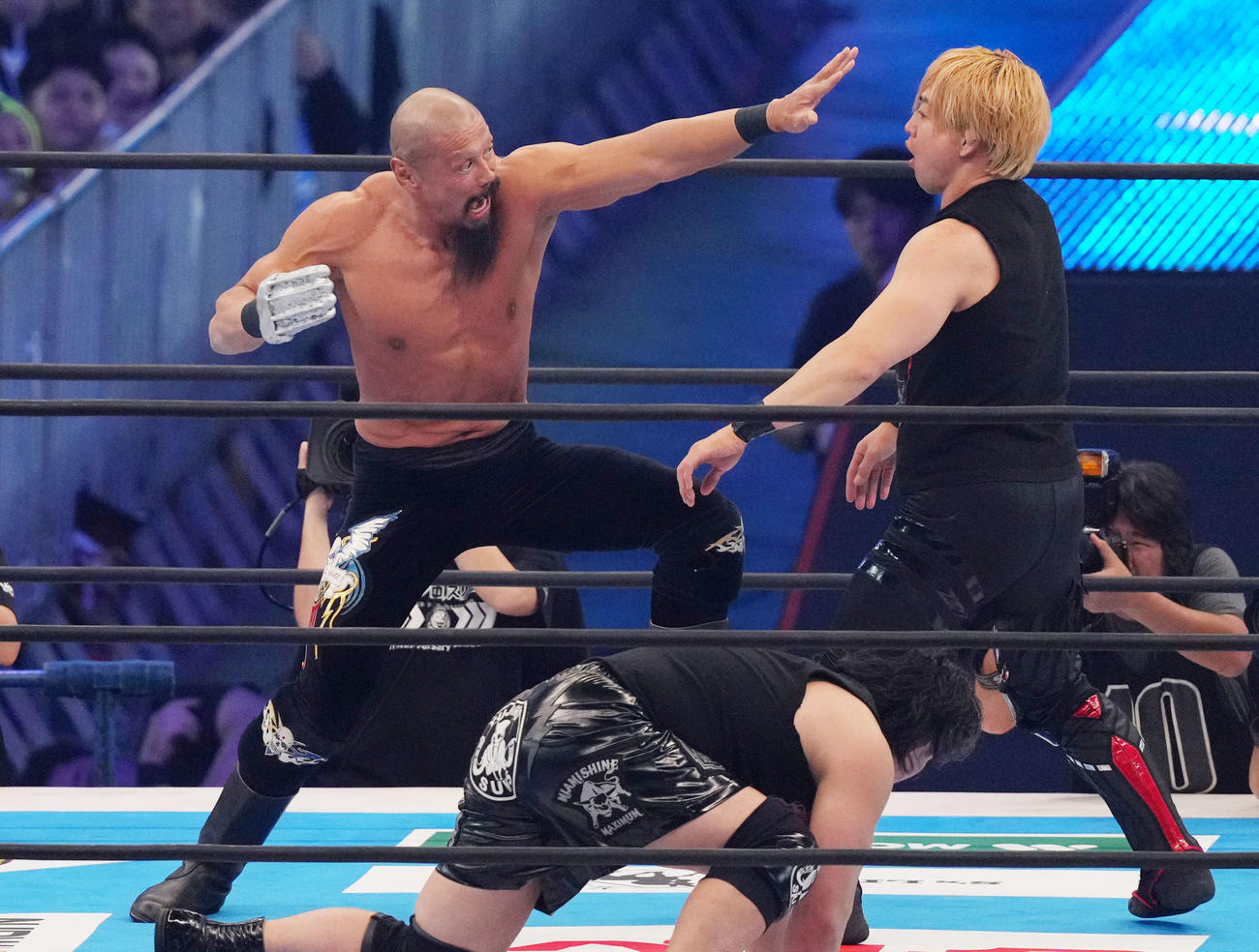 KOPW2024進出権争奪ニュージャパンランボーでアイアン・フィンガー・フロム・ヘルを決める飯塚高史（左）（撮影・横山健太）
