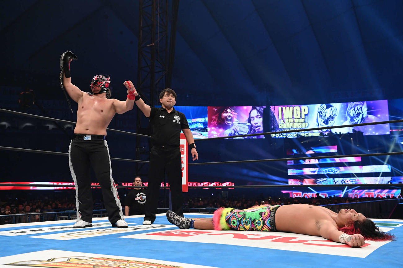 高橋ヒロム（右）を破り、IWGPジュニア王座を奪取したエル・デスペラード（C）新日本プロレス