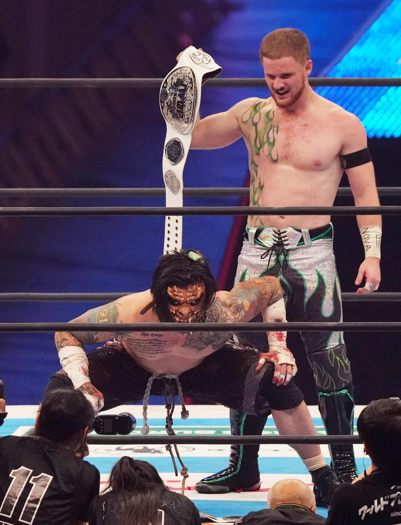 IWGPジュニアタッグ新王者となったフランシスコ・アキラ（右）とTJP（撮影・横山健太）