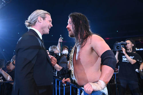 IWGP GLOBALヘビー級初代王者のフィンレー（右）は、観戦に訪れていた元WWE世界ヘビー級王者のジグラーを挑発する（C）新日本プロレス