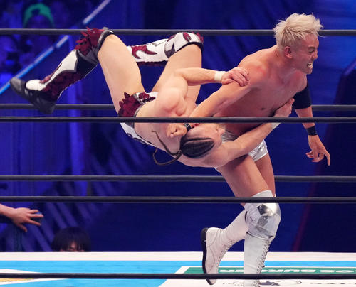 ダニエルソン（左）にレインメーカーを決めるオカダ・カズチカ（撮影・横山健太）