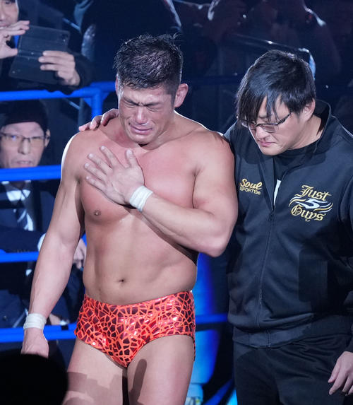 涙を流し会場を後にするSANADA（左）（撮影・横山健太）