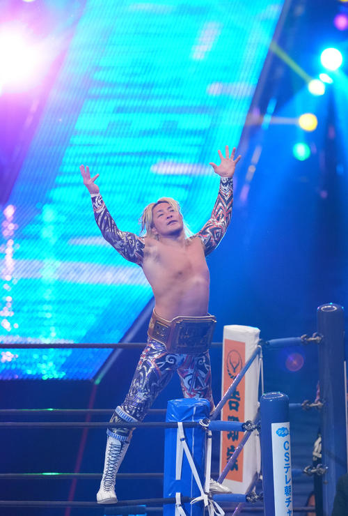 NJPW WORLD認定TV新王者となりポーズを決める棚橋（撮影・横山健太）
