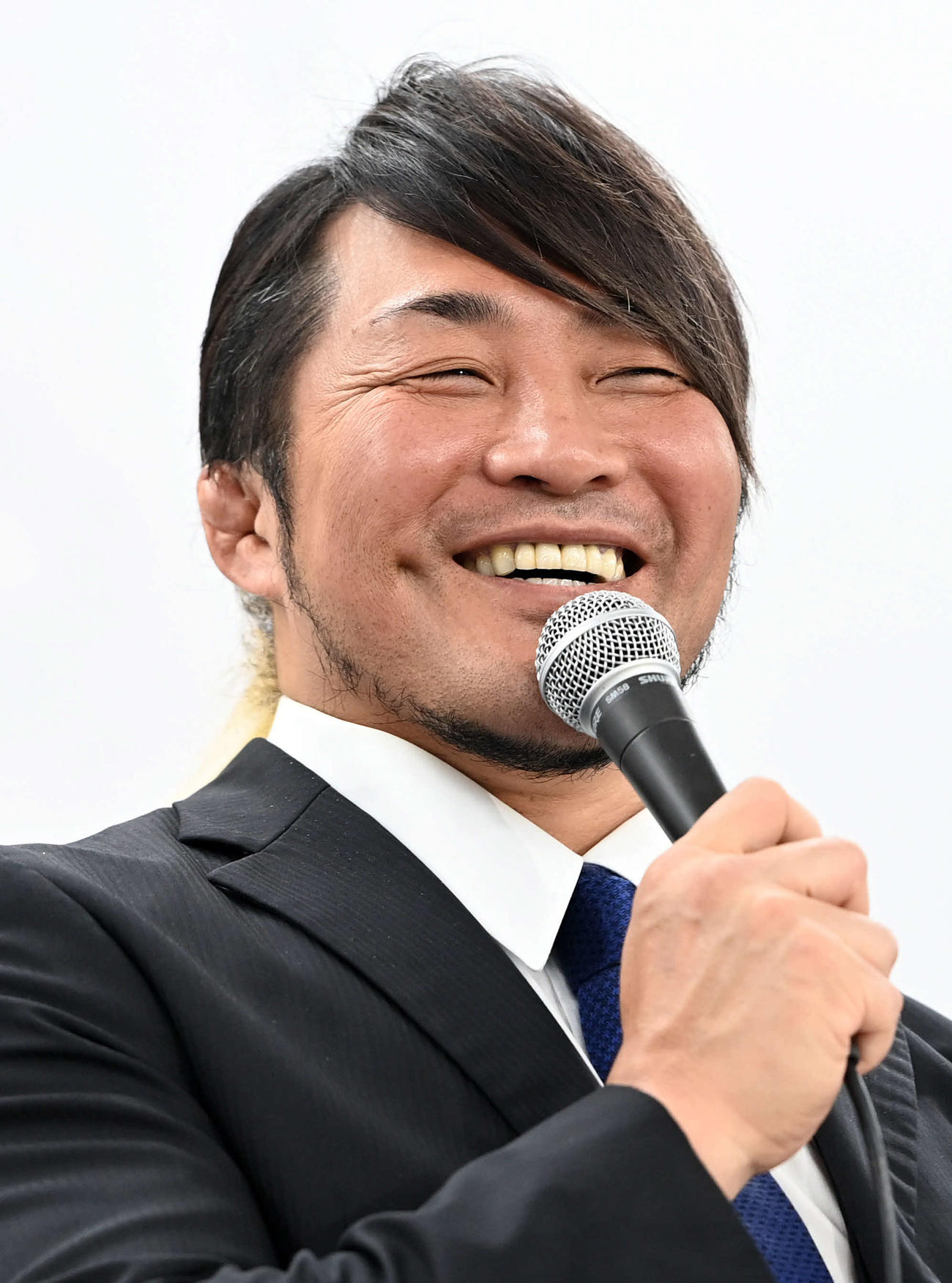 2023年12月26日、新日本プロレスの社長就任会見で笑顔を見せる棚橋