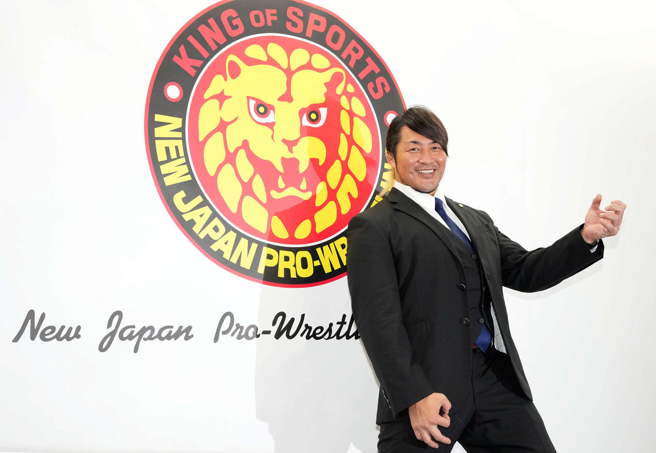2023年12月26日、新日本プロレス新社長就任会見終了後、エンブレムの前でエアギターポーズを決める棚橋