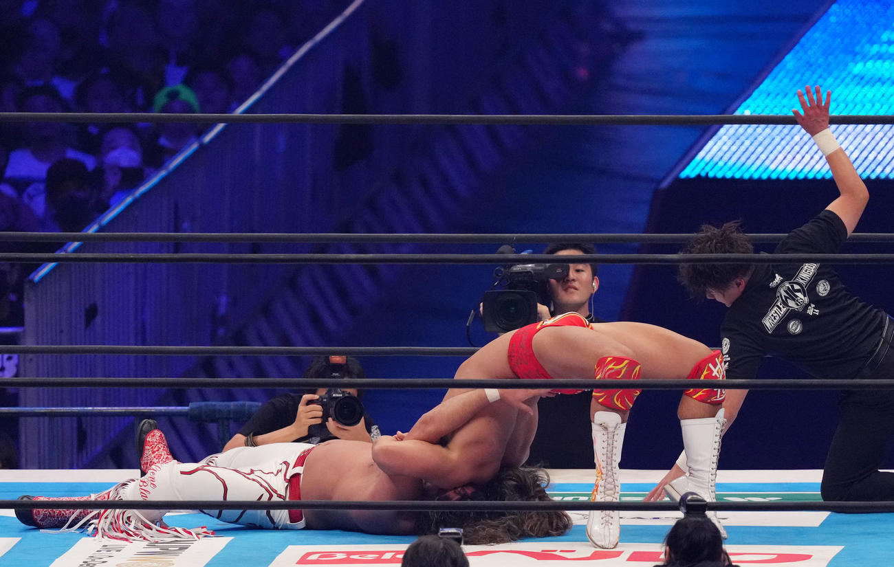 カンヌキスープレックスホールドを決める上村（右）（撮影・横山健太）