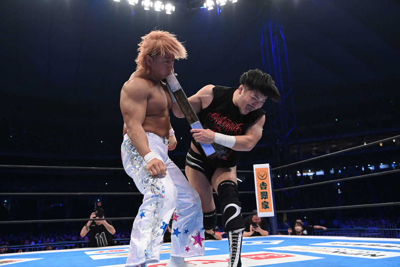 海野（左）を攻める成田（C）新日本プロレス