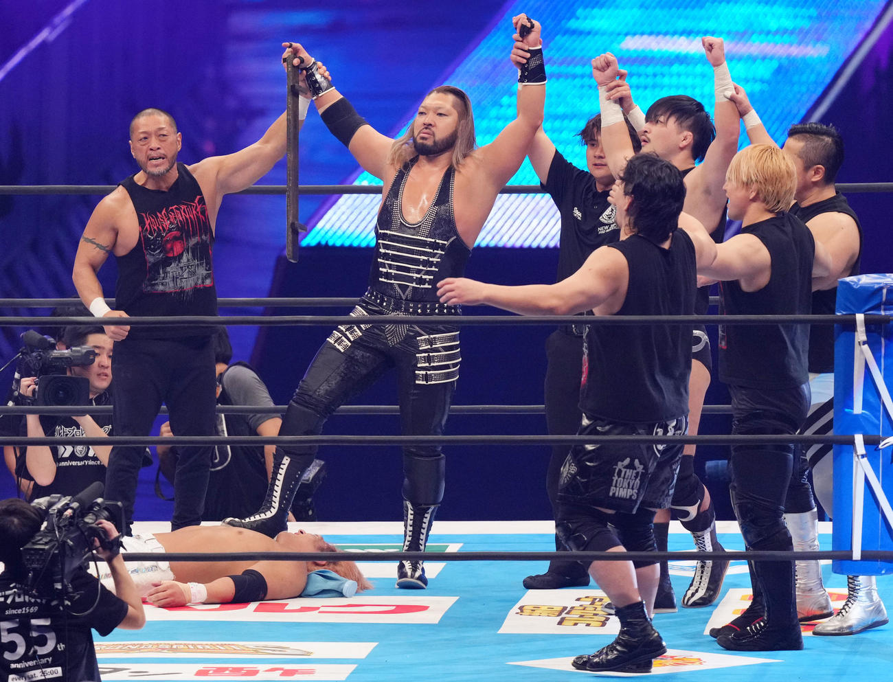 勝利し拳を突き上げるEVIL（左から2人目）、成田蓮（同3人目）組（撮影・横山健太）