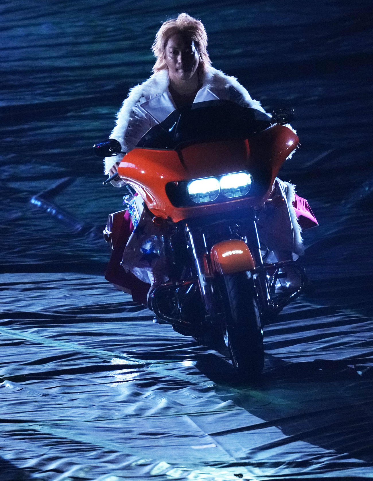 バイクに乗って登場する海野（撮影・横山健太）