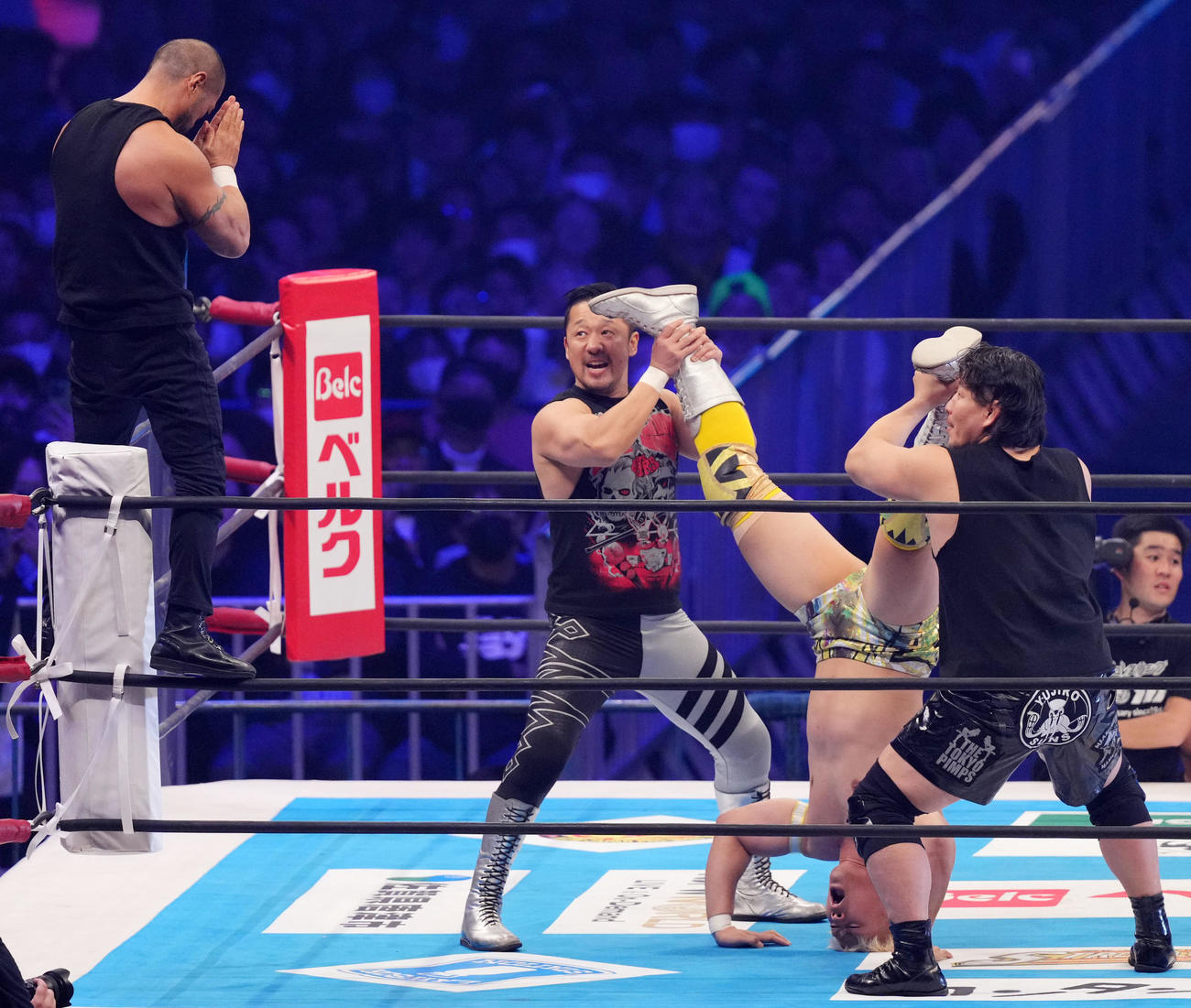 攻撃を受ける清宮（右から2人目）（撮影・横山健太）